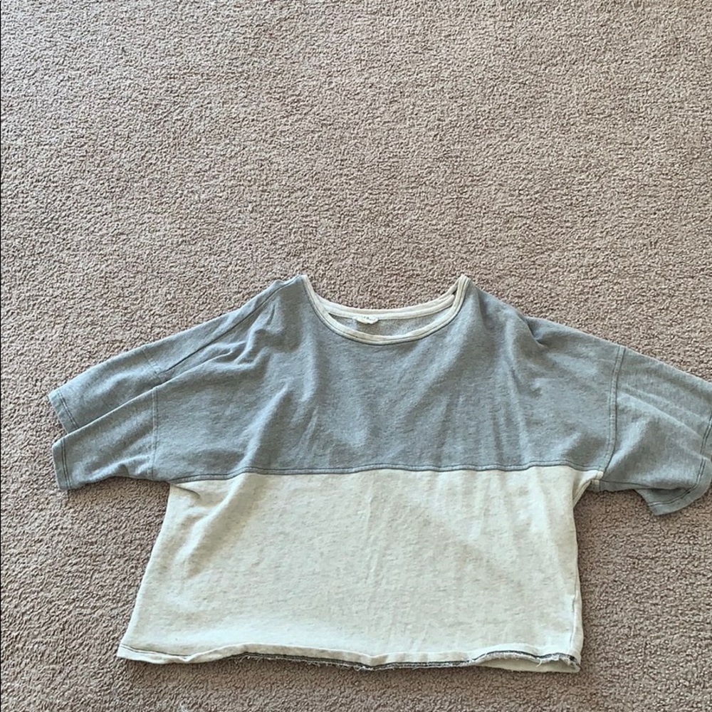a 3/4 sleeve gray and white shirt